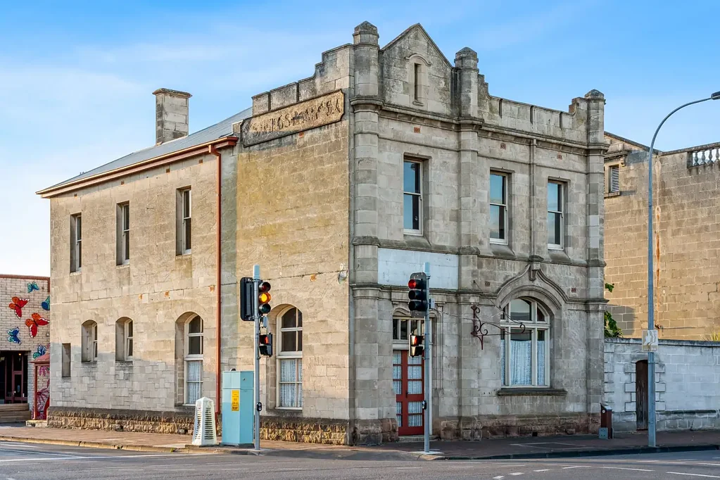 Mount Gambier 4ਬੈੱਡਰੂਮ Heritage Appeal Meets Modern Possibility - A Rare Opportunity in the Heart of the CBD
