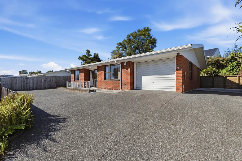 Maungatapu 2房  Private Brick Home with Plenty of Parking