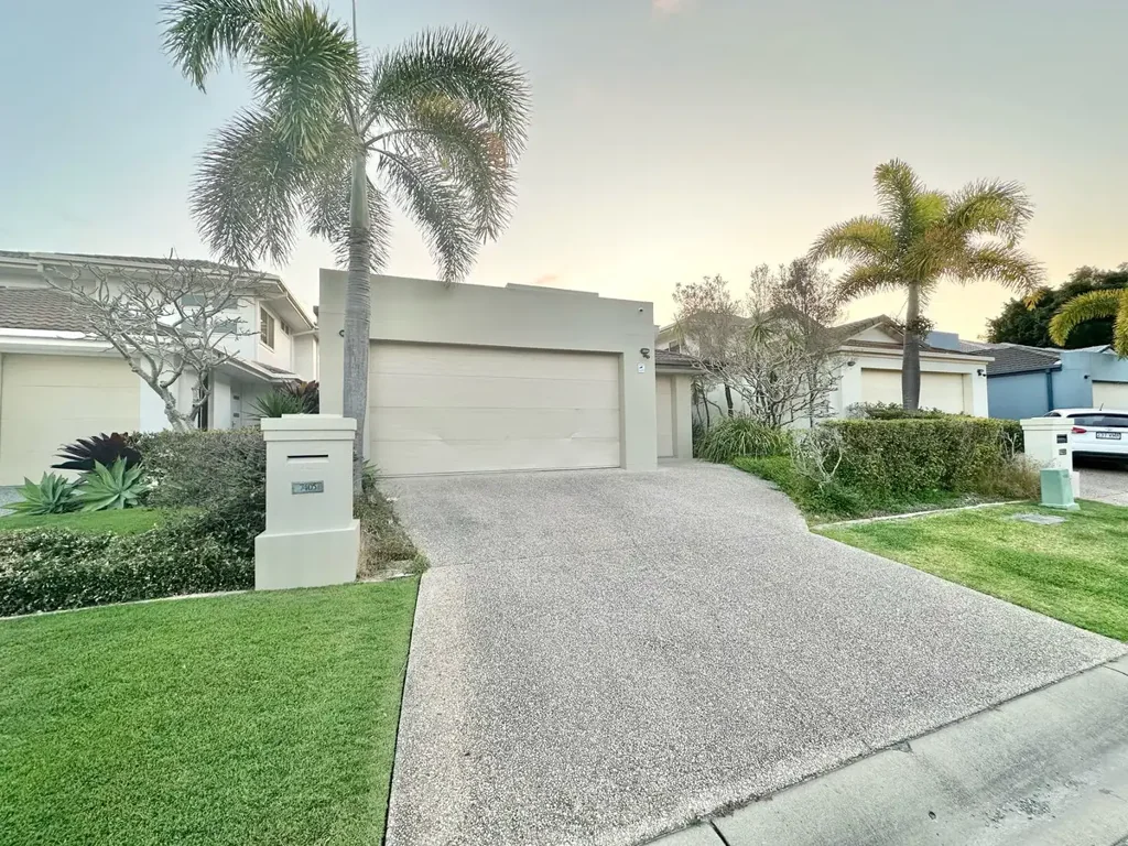 Luxury water front Living Awaits You on Hope Island, Gold Coast!