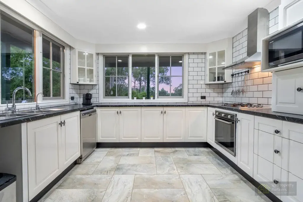 Tamborine 4ห้องนอน Acreage Lifestyle Retreat— Immaculate Home on 2.5 Acres