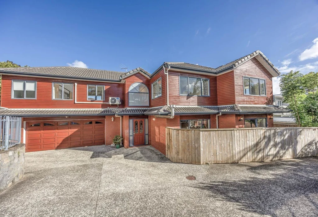Spacious 5-Bedroom Family Home in Double Gramm...