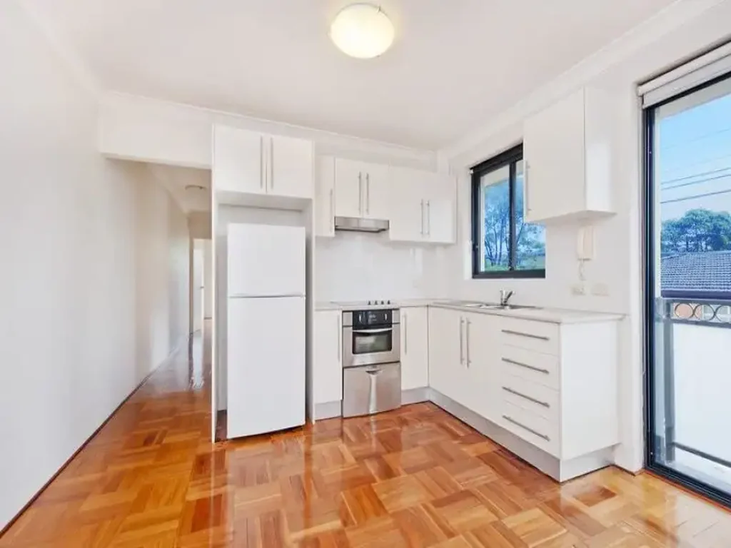 Bright, Renovated & Air Conditioned Two Bedroom Unit