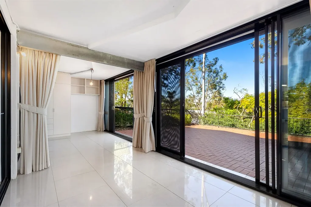 Riverside 1-Bed + Sunroom / 2nd Bedroom with Pool in Highgate Hill