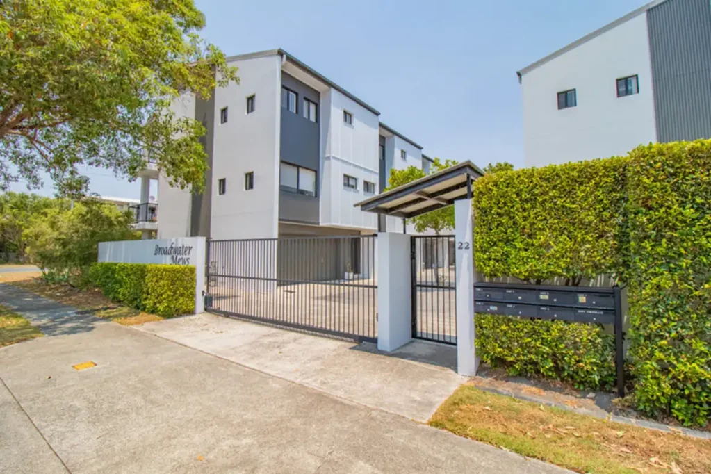 Breaking lease - Huge Three Storey, Three Bedroom Modern Townhouse - Great Location