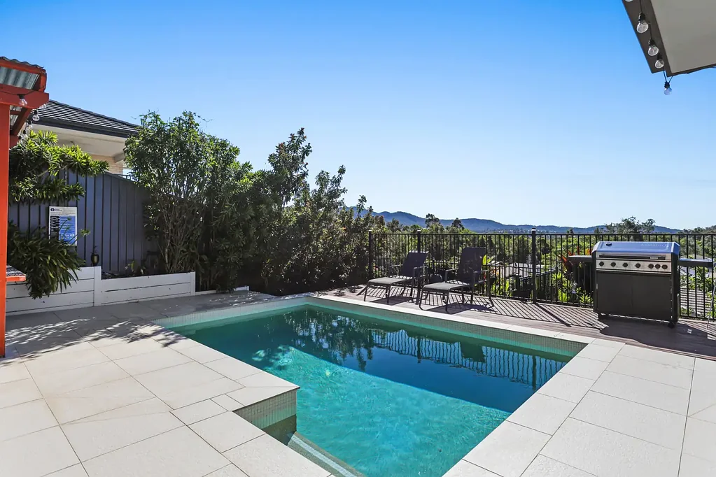 Maudsland 5 Slaapkamer INCREDIBLE OUTLOOK - READY TO BE SOLD ON OR PRIOR TO AUCTION