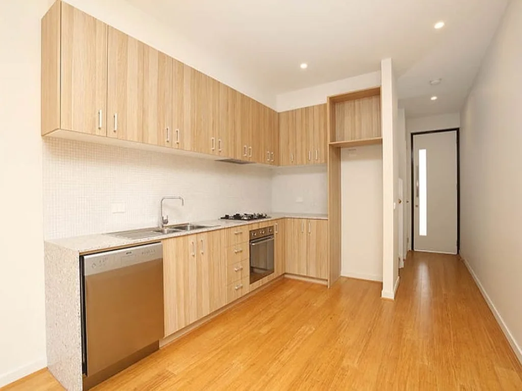 Luxury Triple-Bedroom Ivanhoe Townhome Near Elite Schools & Rails