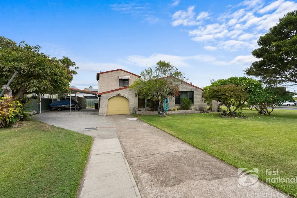 Tuncurry 5ห้องนอน Two Dwellings, One Title – Flexible Living or Investment
