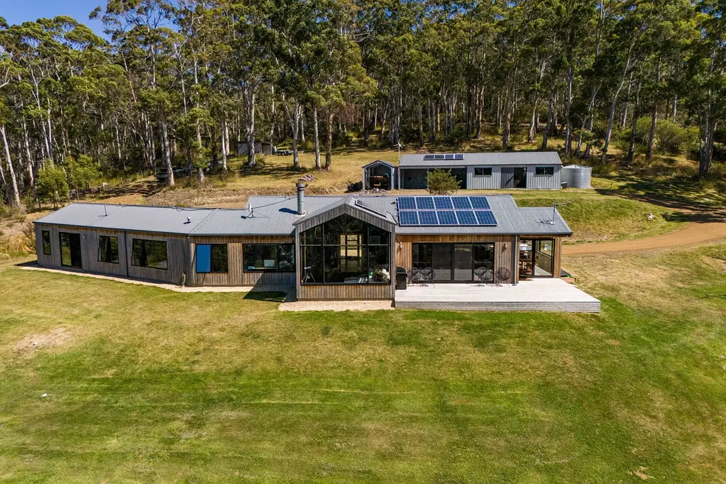 Kettering 4침실 Intelligently Off-grid and Unapologetically Luxurious