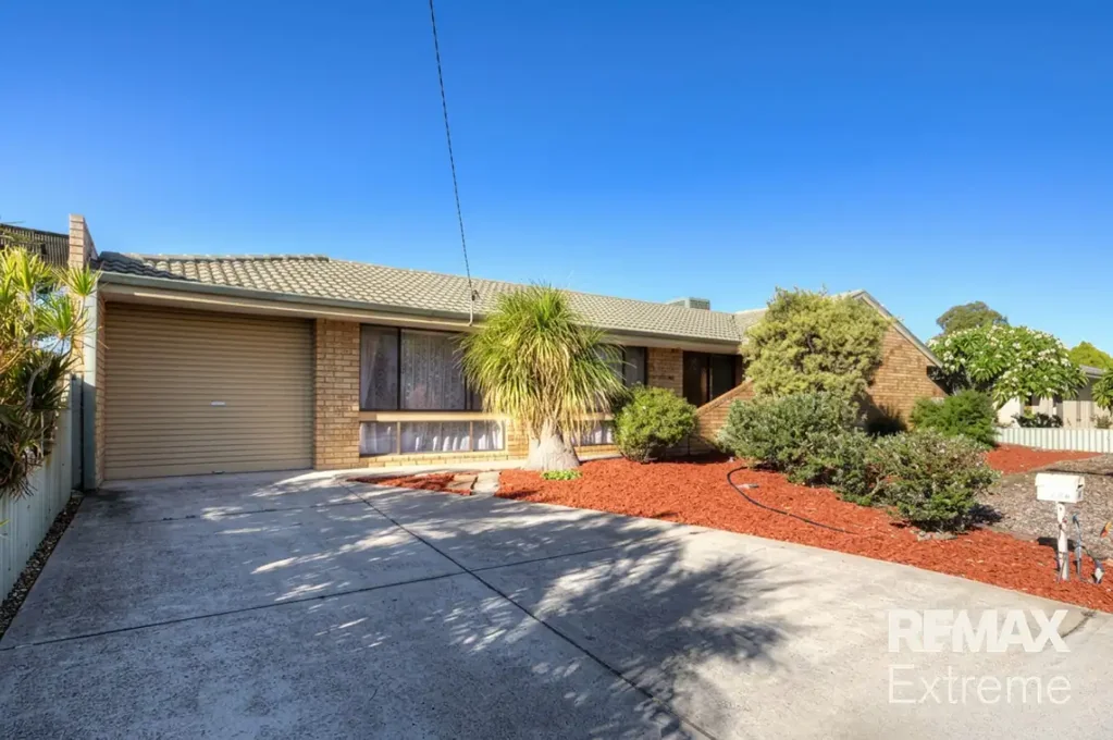 4x2 Family Home with Swimming pool, Workshop & Patio!