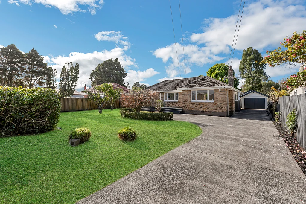 Papakura 4침실 Brick & Tile Beauty on a Quarter Acre!