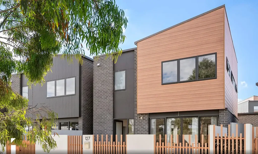 Modern 3-Bedroom Townhouse with Double Garage & Private Courtyard