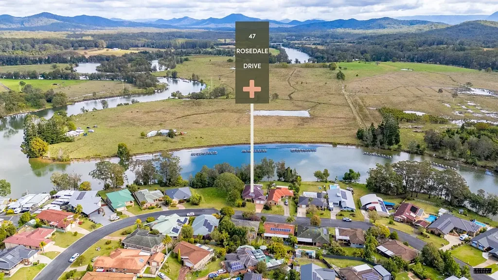 Urunga 4 Bedroom Waterfront Reserve Retreat with Stunning Sunset Views