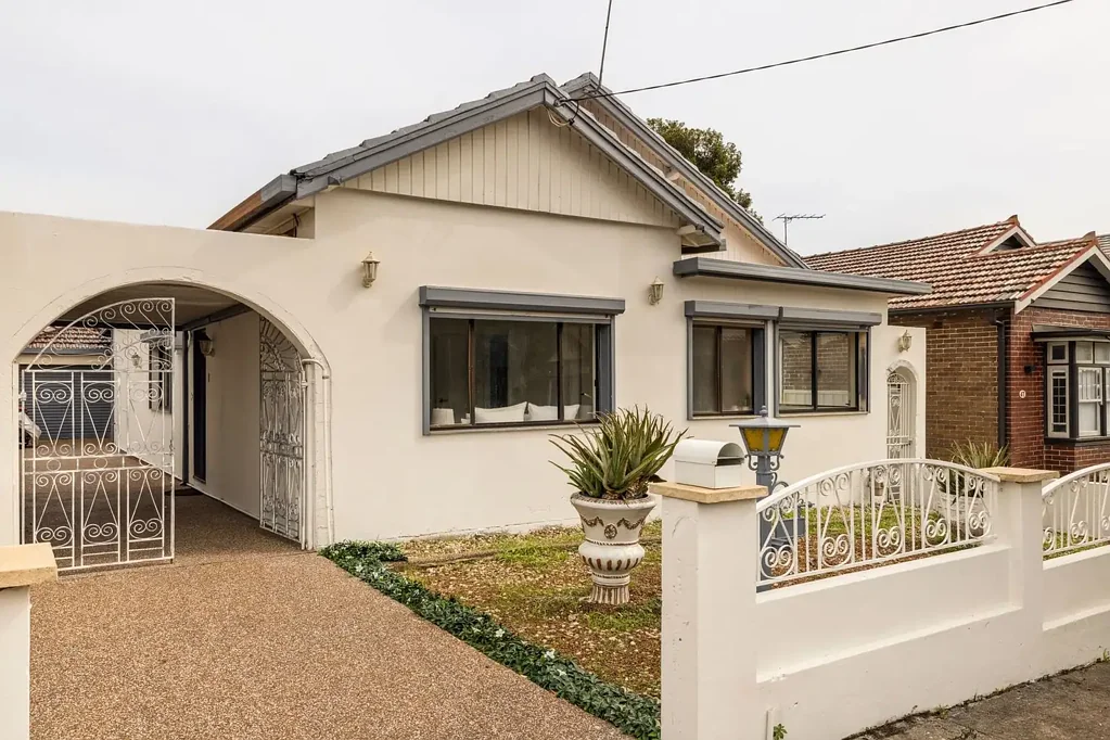 Ashfield 5બેડરૂમ Full-brick home with dual-living potential in a central Ashfield setting