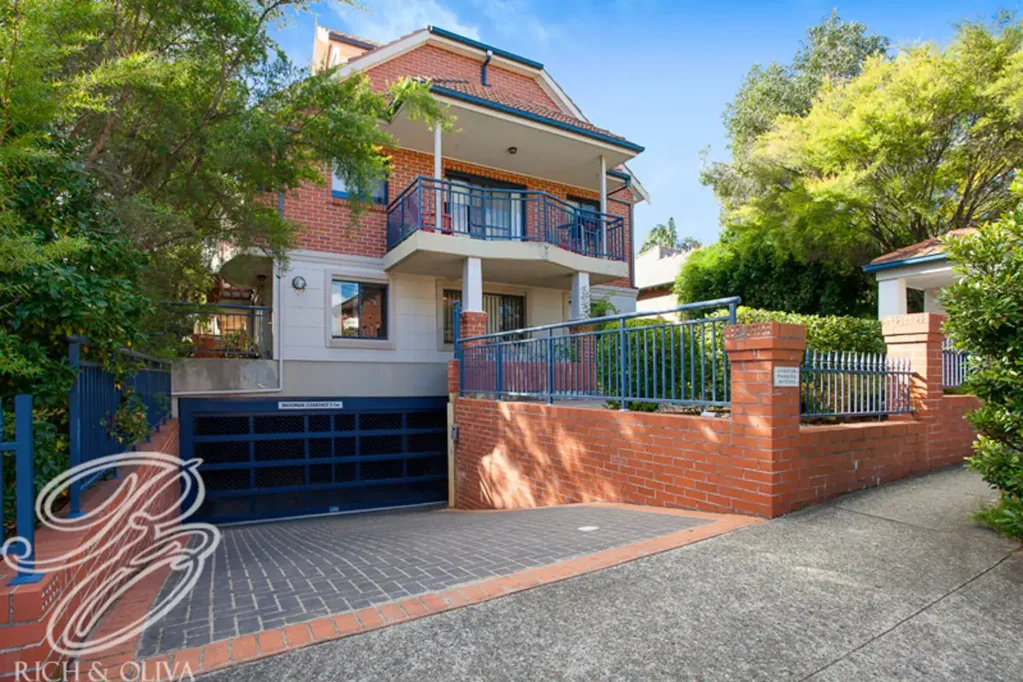 Cream Of The Crop Courtyard Apartment!