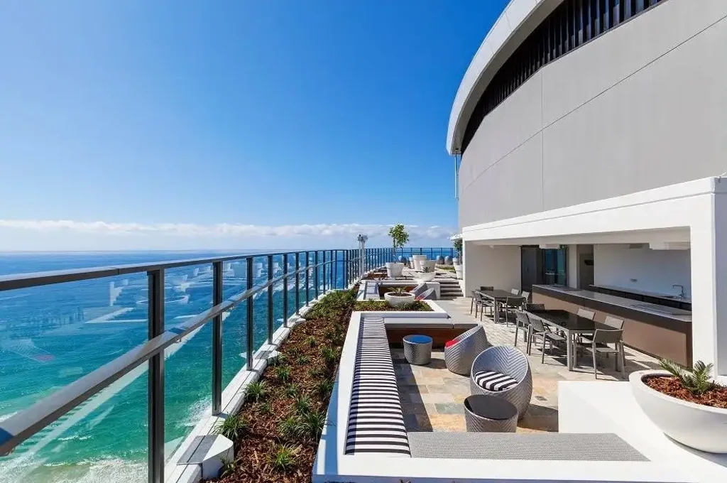 Surfers Paradise Fully Furnished Corner Studio with Panoramic Views