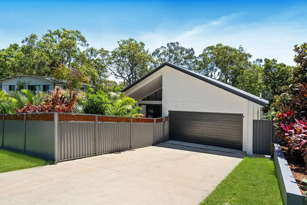 Macleay Island 3બેડરૂમ Elevated Tranquillity with Dual Decks, Firepit & Garden Retreats