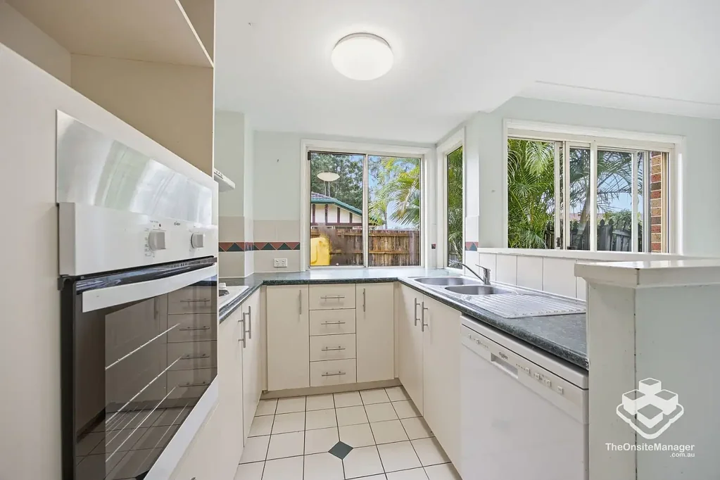 Coombabah 2房  Renovator's Dream in Resort-Style Waterfront Community