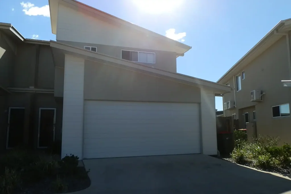 SPACIOUS TOWNHOUSE CONVENIENTLY LOCATED