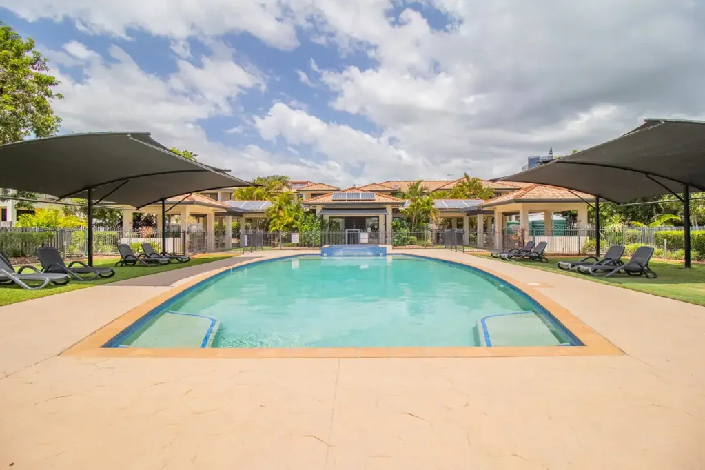 Townhouse in great location - Parking for FOUR cars - Walk to CBus Stadium and Robina Town Centre