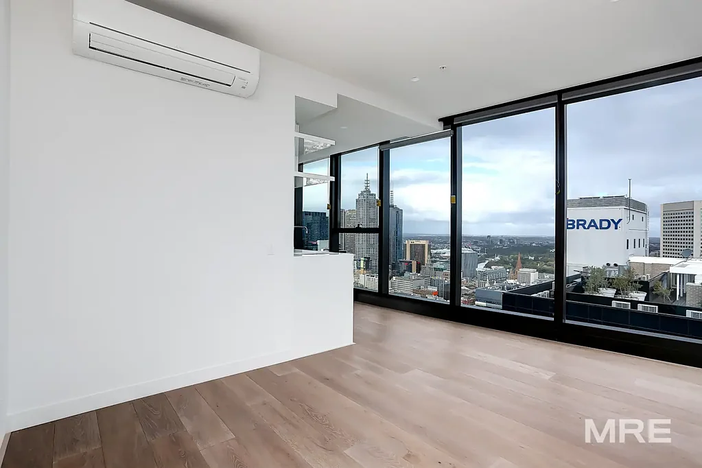 Immaculate apartment with 180-degree city view