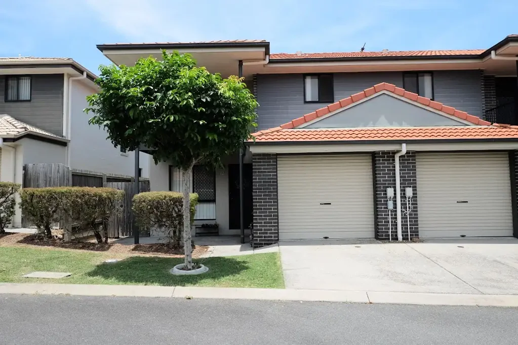 IMMACULATE AIR-CONDITIONED 3 BEDROOM TOWNHOUSE IN POPULAR, CENTRALLY LOCATED COMPLEX