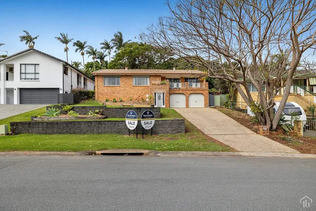 Spacious Family Home with Pool and Golf Course Views