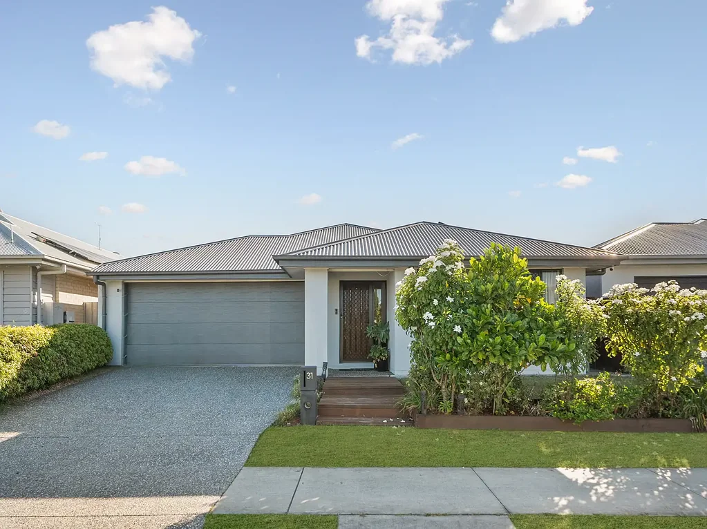 Caboolture South 4房 Riverbank静谧家园 四卧宽敞设计 现代厨房石材台面 覆盖露台阔大后院 太阳能节能 低维护庭院 Easy Living in Riverbank - Move Straight In & Enjoy