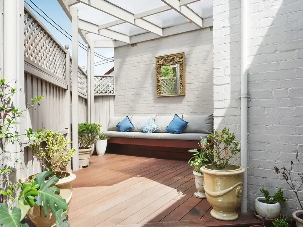 Bondi Junction 2ห้องนอน Curiously Chic & Stylish Semi; Nestled perfectly upon the Queens Park/Bondi Junction Border.