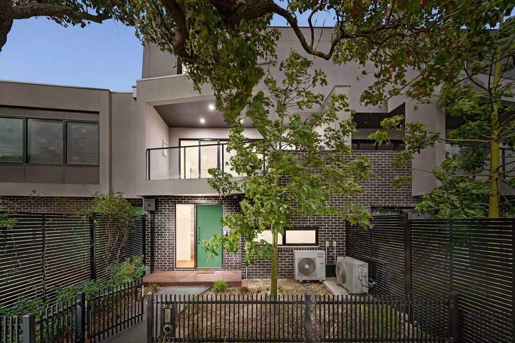 Clayton 4房 时尚三层住宅，空间宽敞，灵活多变 Stylish Three-Level Living with Space and Flexibility