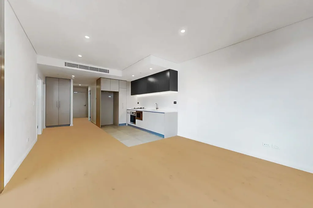 Lovely Two Bedroom Apartment with Carspace close to Metro Station