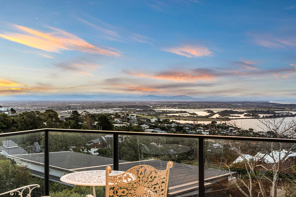Mount Pleasant 3房  Style, Sophistication & Sea Views on Soleares