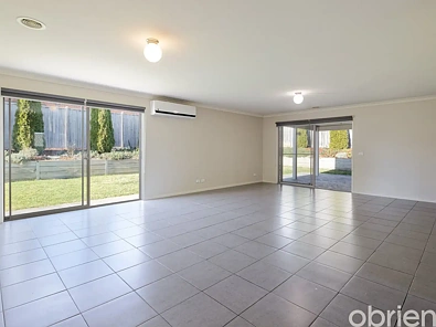 अन्य - 8 Tara Grove, Drouin, VIC 3818