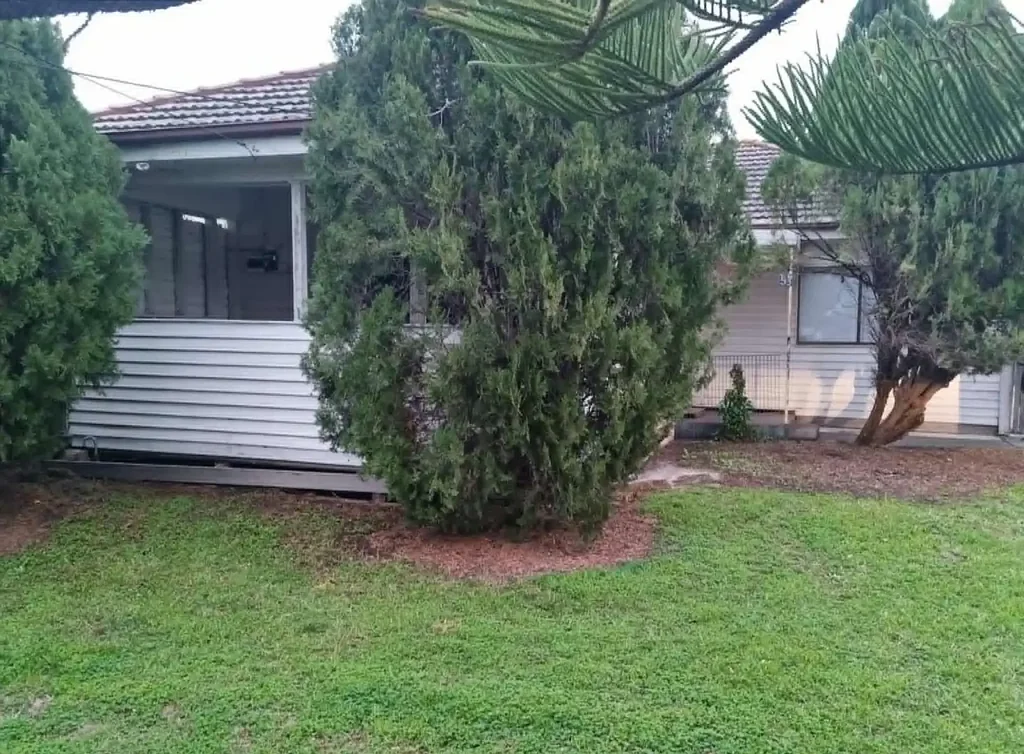 Freshly Refurbished, Spacious and Bright, Close to Public Transport, Shopping Amenities & Freeway Access