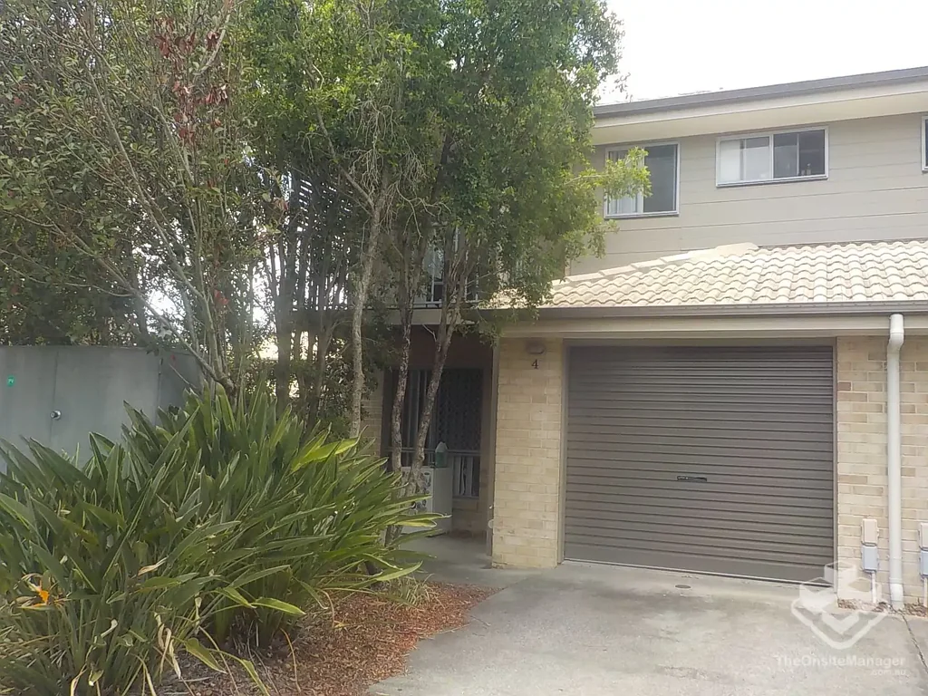 CONTEMPORARY & STYLISH EXECUTIVE LIVING - GREAT LOCATION
