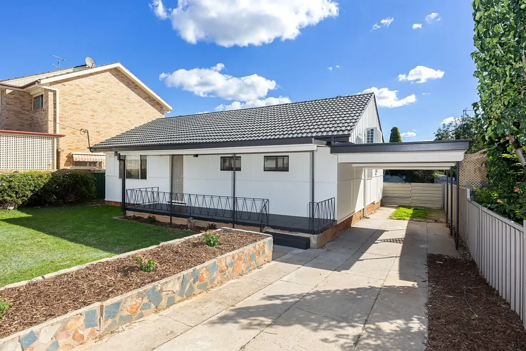 24 Raye Street, Tolland, NSW 2650