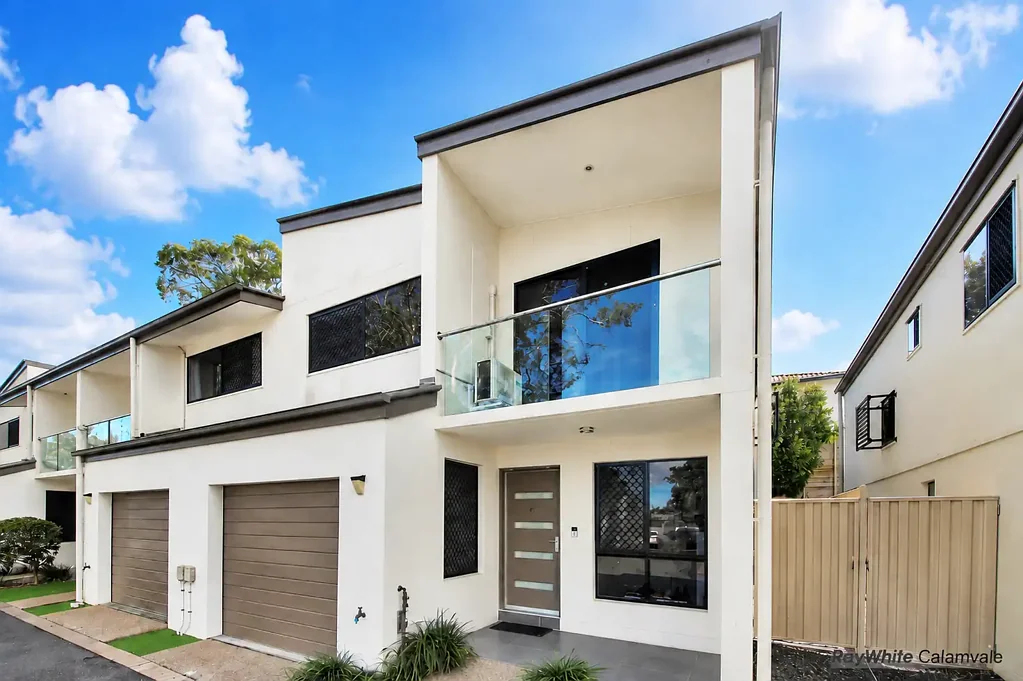 Calamvale 3બેડરૂમ Fully Air-Conditioned Luxury Townhouse | Dual Study Areas | Walk-in Robes | Large Backyard with Artificial Turf
