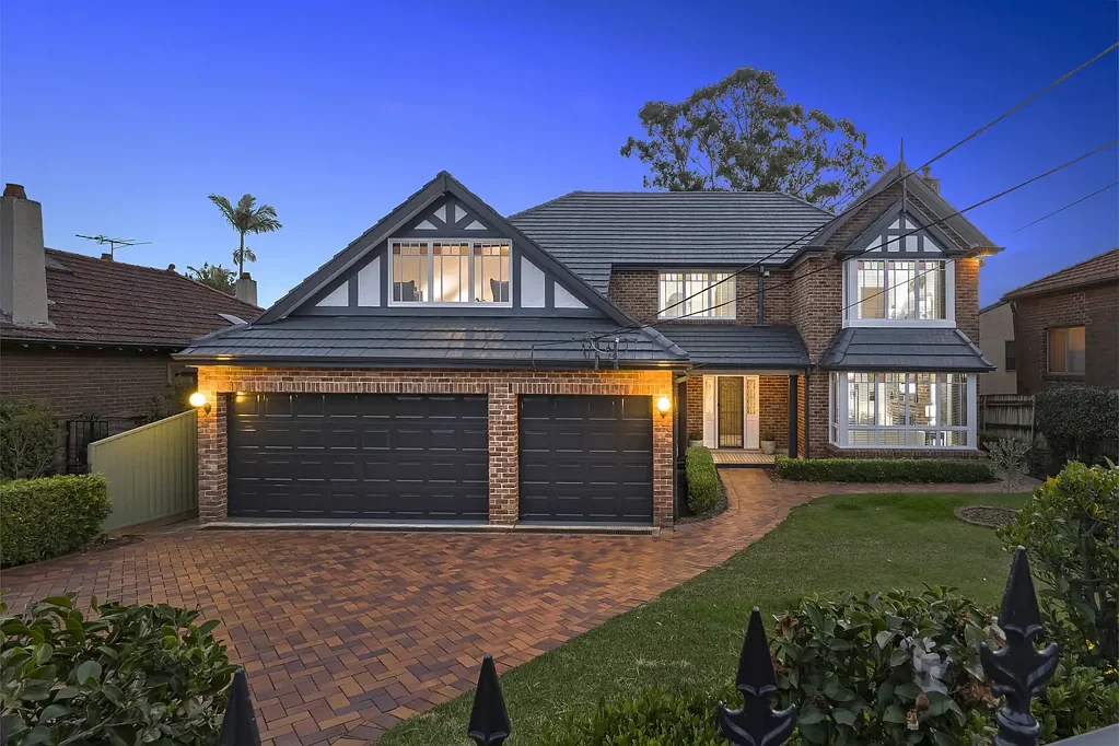 Eastwood 6 Slaapkamer Grand 'Meadowbank' Family Estate on an Exceptional 961sqm Parcel in a Blue-Chip Location
