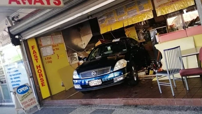 刹不住了！奥克兰司机飞车冲入外卖店，众人惊呆