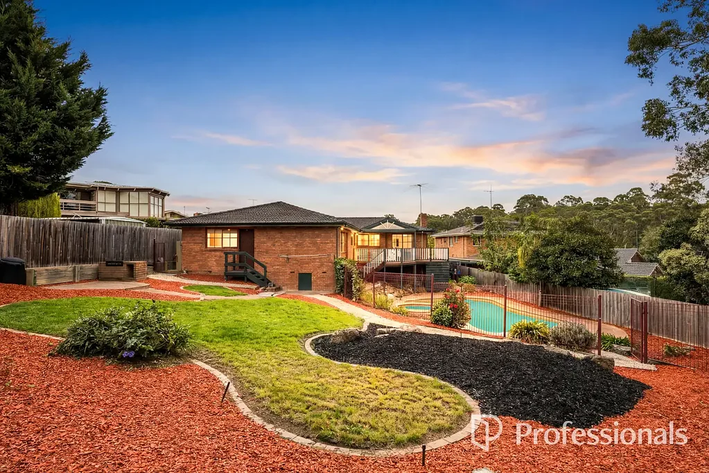 Templestowe 4房 宁静私密环境 996平米宽境 成熟花园环绕 山景视野开阔 单层舒适布局 Miele高端厨电 甲板式户外空间 超大太阳能泳池 四卧双浴配置 燃气供暖冷却 双车库便捷停泊 热门学区房 便捷交通网络 Peaceful Cul-de-Sac Living with Pool, Park Access and Scenic Outlooks