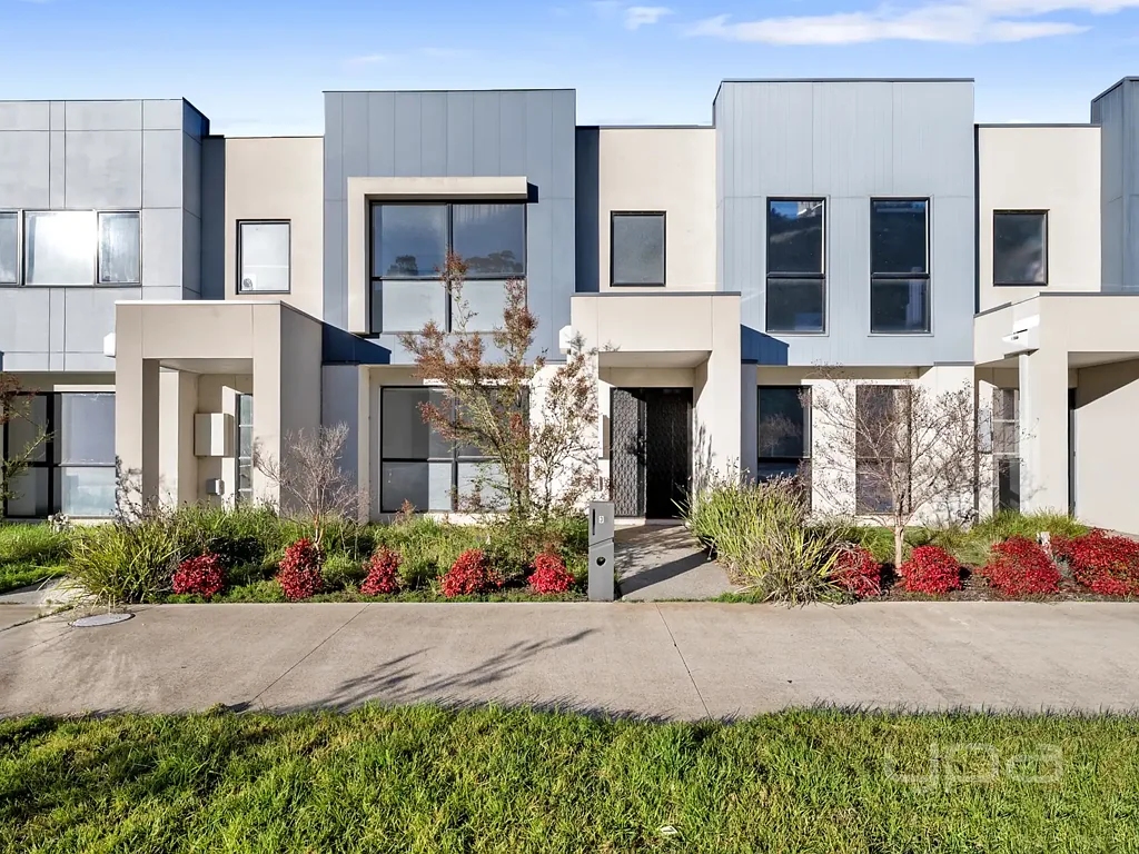Modern & Low Maintenance Living in a Prime Location!