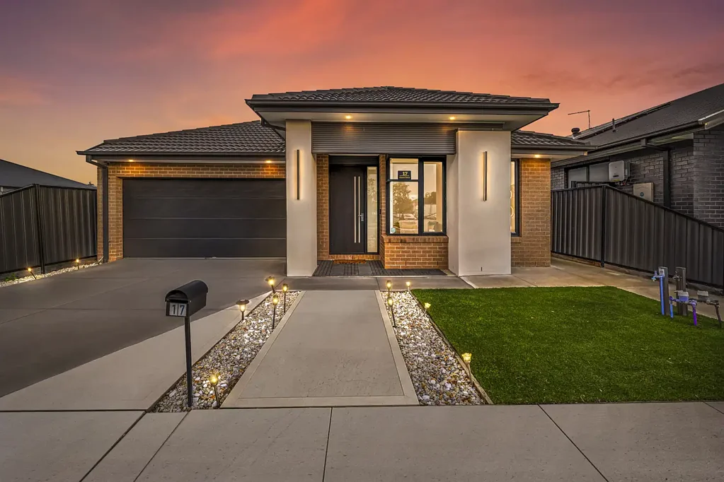 Craigieburn 4房 建筑杰作 26sq Metricon 豪华主套房 高挑吊顶 设计师厨房 落水岛台 全屋木地板 遥控双车库 低维护庭院 邻近公园学校 Near-New Metricon Masterpiece.
