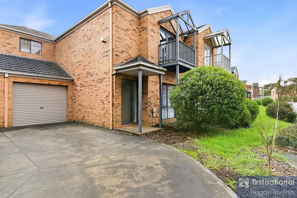 Wantirna South 3房 Wantirna South宁静社区 低维护联排别墅 现代开放式设计 尖端厨房 宽敞客厅 主卧带套间阳台 板式加热器齐全 易打理户外空间 靠近知名学校 东link便捷出行 STYLISH TWO STOREY TOWNHOUSE IN THE HEART OF WANTIRNA SOUTH