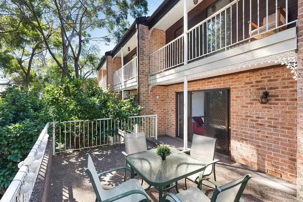 Gymea 2房 别墅级宽敞空间 分层设计 两卧两阳台 超大户外区 便利Gymea位置 Convenient and spacious terrace-style apartment