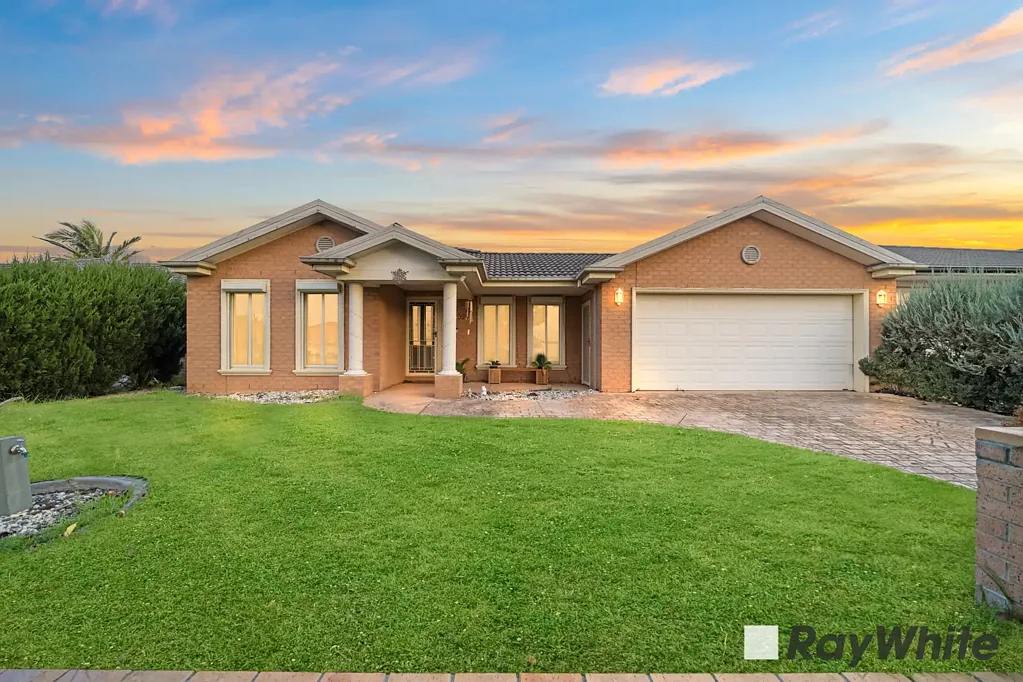 Narre Warren South 4房 宽敞四卧带套间浴室 专用书房游戏室 流畅室内外娱乐 双车库全围栏庭院 太阳能高效能源 Live Larger, Entertain Better - Welcome to 39 Armitage Drive.