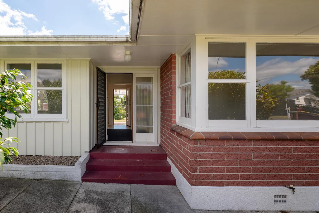 Victoria 3房  Large site, central location, real potential