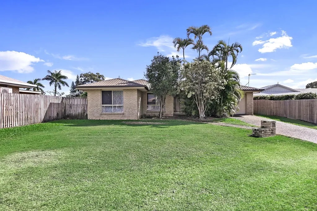 Eli Waters 4房  Conveniently Located Home Packed with Potential