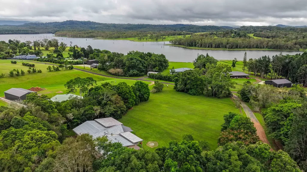 Barrine 4Kwarto Immaculate Acreage Retreat with Lake Views on 1.16ha
