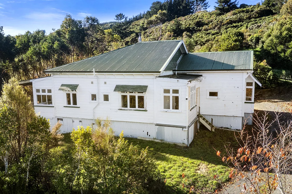Moonshine Valley 5 Slaapkamer Time for the owner to move! Offers over $750,000!