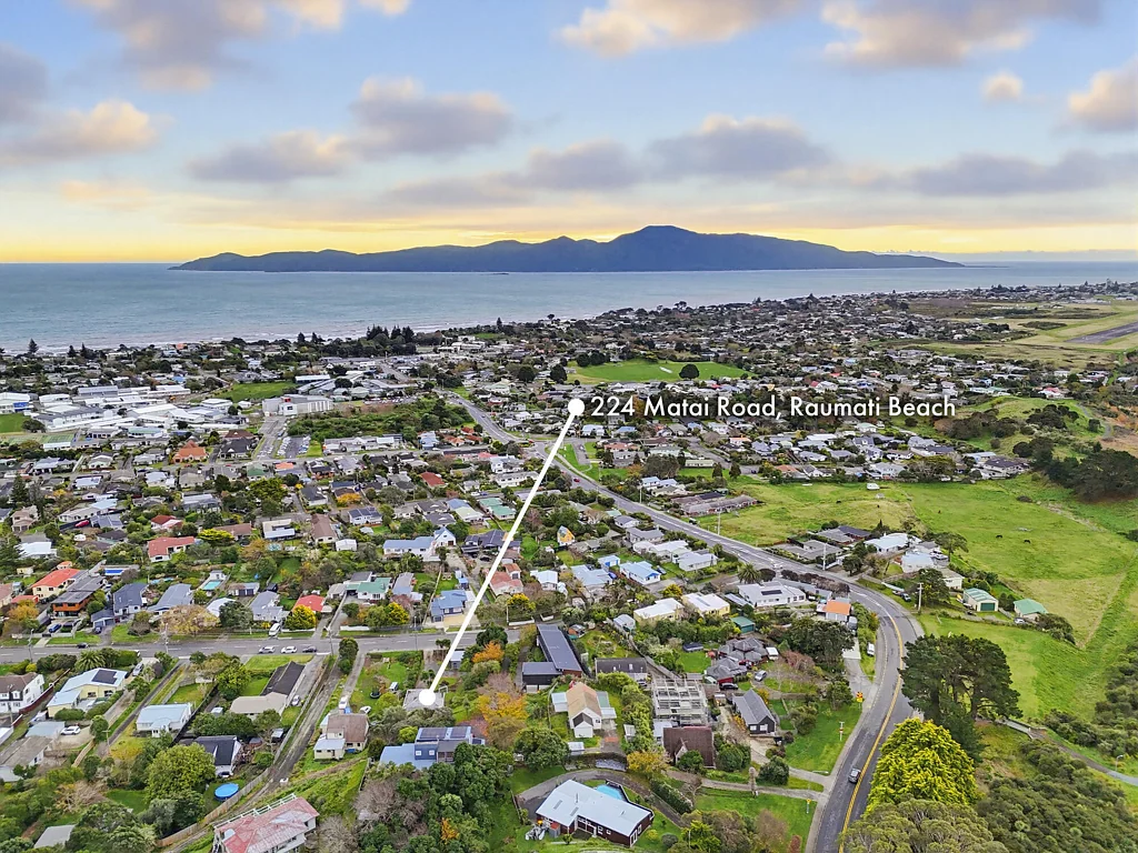 Raumati Beach 2房  Character, space and potential