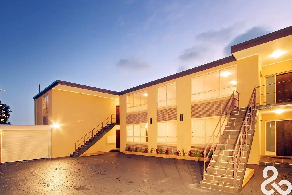 Beautiful One Bedroom Apartment with Courtyard!